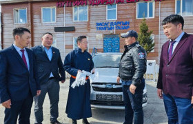 Хөвсгөл аймгийн Улаан-Уул сумын цагдаагийн газарт автомашин гардууллаа