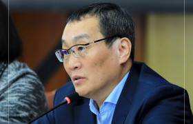 УИХ дахь Ардчилсан намын бүлгийн 42 гишүүн 2019 оны нэмэлт өөрчлөлтөөр Ерөнхийлөгч дахин сонгогдож болохгүй гэдэг дээр тууштай, хатуу зогсоно