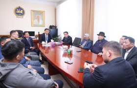 Говь нутгаас төрөн гарсан хүчит бөхчүүдийн төлөөллийг хүлээн авч уулзлаа