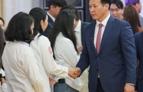 ЭМ-ИЙН САЙД Т.МӨНХСАЙХАН АШУҮИС-ИЙН ТӨГСӨГЧ НАРТ СУДЛААЧ, СУРАЛЦАГЧ, ЁС ЗҮЙТ ЭМЧ БАЙХЫГ “ЗАХИЛАА”
