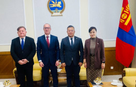 Польшийн эм хангамжийн агентлагийн дарга ноён Гжегож Цессак, Элчин сайд Кжистаф Бойкотой уулзлаа