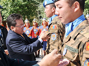 Ц.Элбэгдорж энхийг сахиулах ажиллагаанд оролцсон Монгол цэргүүдийг шагналаа