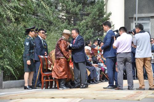 Ерөнхийлөгч ахмад дайчдад Төрийн дээд одон медаль гардууллаа