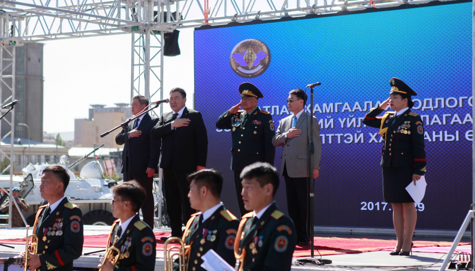 Энхийг сахиулагчидтай Төв талбайгаас утсаар ярих боломж бүрдүүлжээ