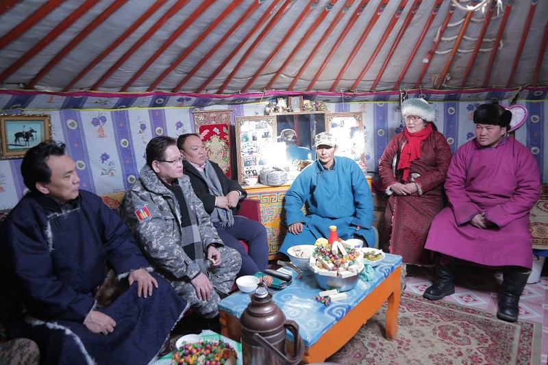 Шадар сайд Ө.Энхтүвшин Шарга сумын малчин Х.Гантөмөрийнд зочиллоо