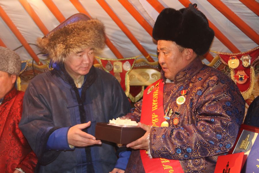 Монгол Улсын аварга малчин М.Мөнхбат малынхаа эрүүл мэндэд онцлон анхаарч байна