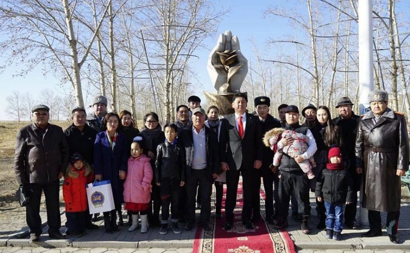 “Аврагчийн гараас-Амьдрал цэцэглэнэ” хөшөөнд цэцэг өргөлөө