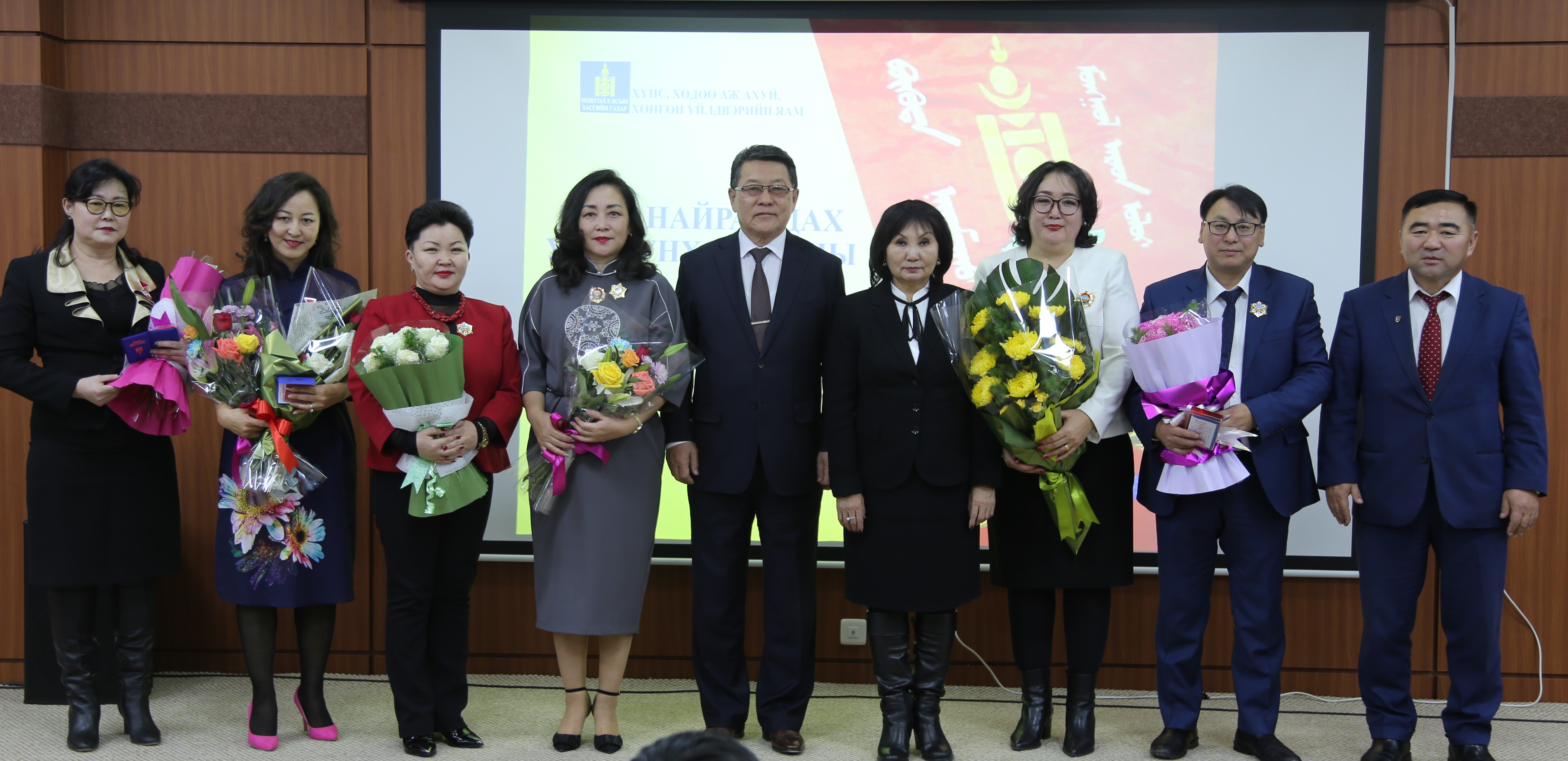 ХХААХҮЯ-ны ажилтнуудыг Ерөнхийлөгчийн зарлигаар төрийн одон медалиар шагналаа