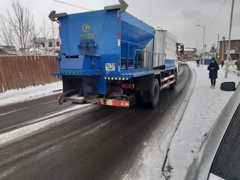 Нийтийн эзэмшлийн зам талбайд үүссэн халтиргаа гулгааг арилгах ажлыг зохион байгуулан ажиллаж байна