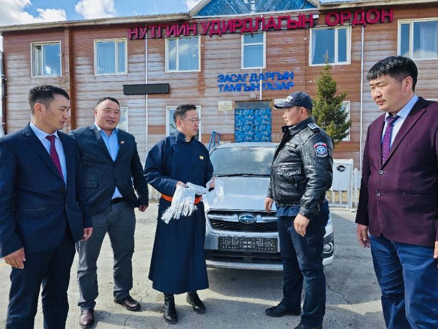 Хөвсгөл аймгийн Улаан-Уул сумын цагдаагийн газарт автомашин гардууллаа