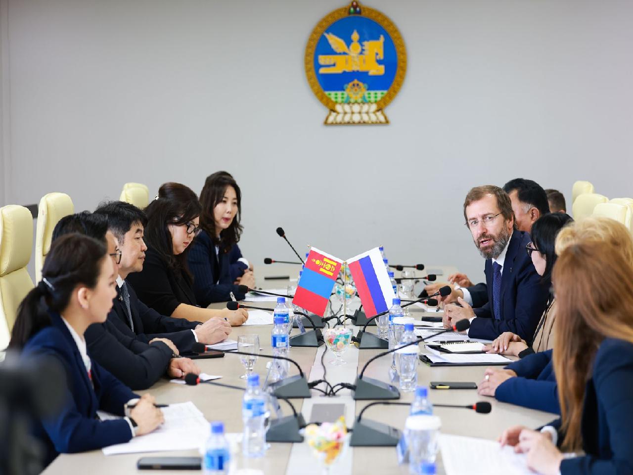 ОХУ-ЫН ЭРХҮҮ МУЖИЙН ИРГЭДИЙН ТӨЛӨӨЛӨГЧДИЙН ХУРЛЫНХАНТАЙ ТРАМБАЙ ЗЭРЭГ ТӨСЛИЙН ТАЛААР САНАЛ СОЛИЛЦЛОО