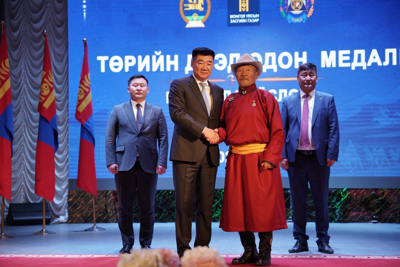 Төрийн дээд цол, одон медаль гардууллаа