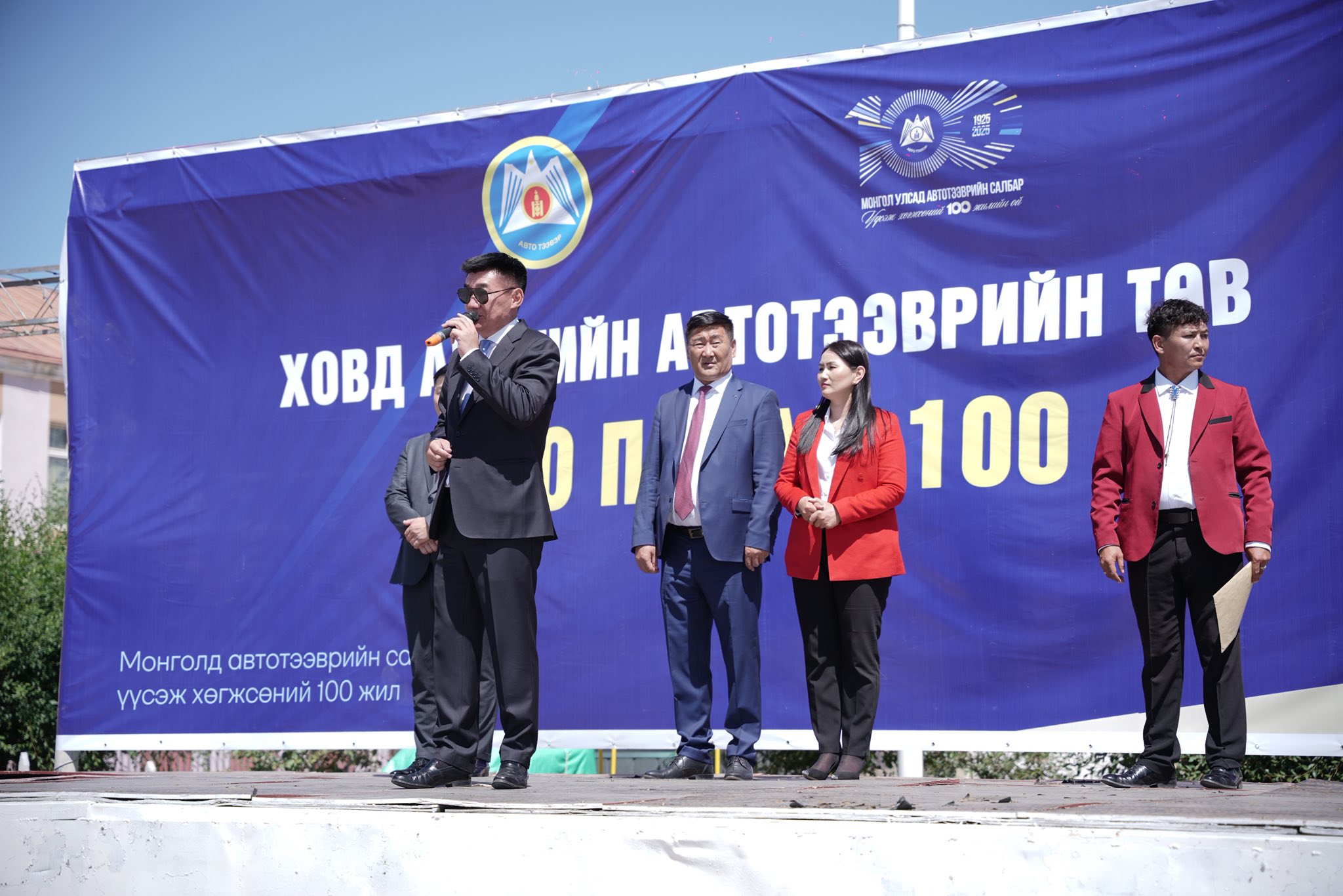 ЗГХЭГ-ын дарга С.Бямбацогт тээвэрчидтэй баярыг нь хуваалцлаа